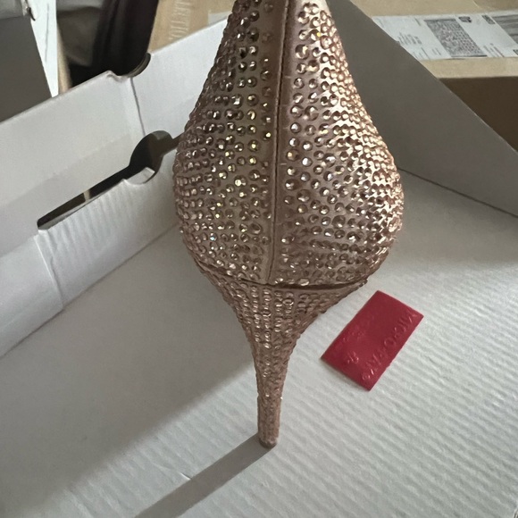 Nude satin heels with heel embellishments - Picture 3 of 3